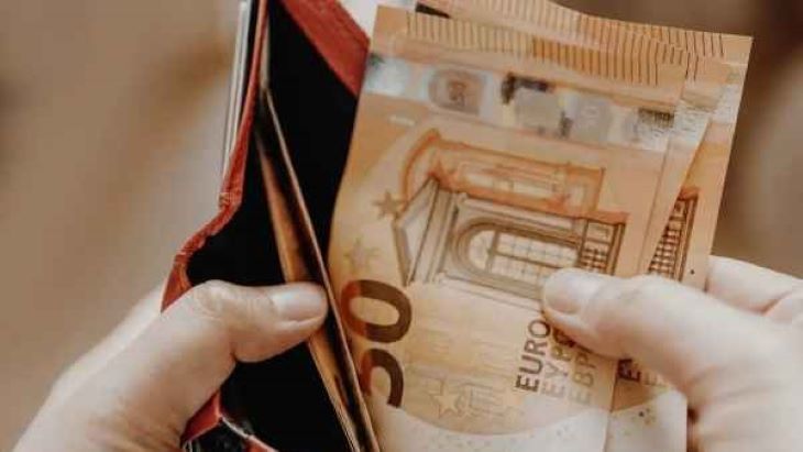 В каких сферах экономики средняя зарплата в Латвии выросла больше