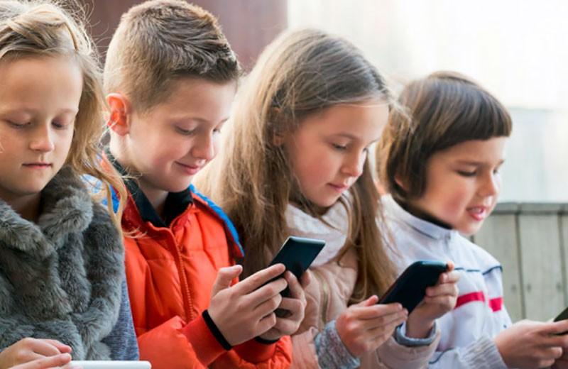 Нью-Йорк примет закон, запрещающий смартфоны в школах