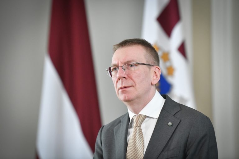 «Пусть гордости будет больше, чем скромности!»: президент Ринкевич поздравил латвийцев с праздником