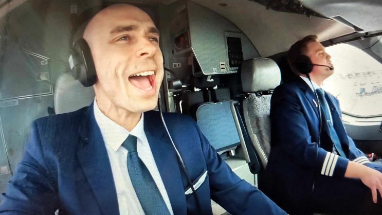 Евровидение-2024: Донс спел конкурсную песню с пилотом airBaltic за штурвалом самолета (видео)