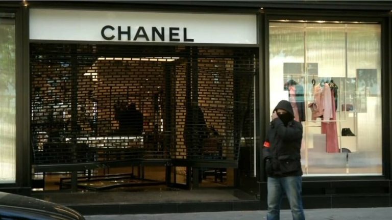 В центре Парижа грабители совершили наезд на бутик Chanel