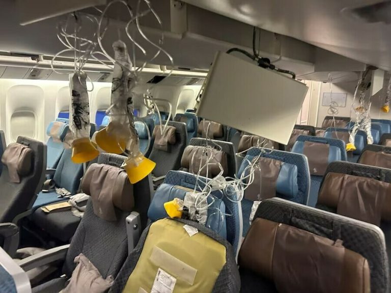 Пострадавшие от турбулентности пассажиры рейса Singapore Airlines получат компенсации