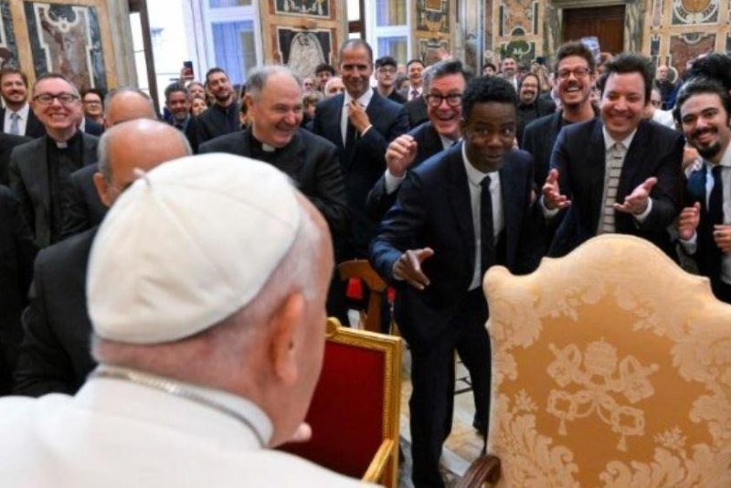 Папа Франциск встретился со 105 комиками, включая Криса Рока и Вупи Голдберг.