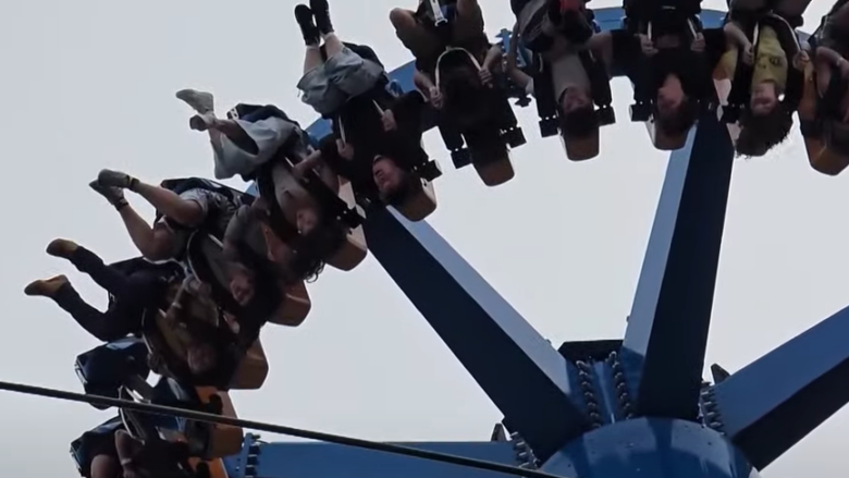 Пожарные спасли 28 человек, застрявших вверх ногами в парке развлечений в США