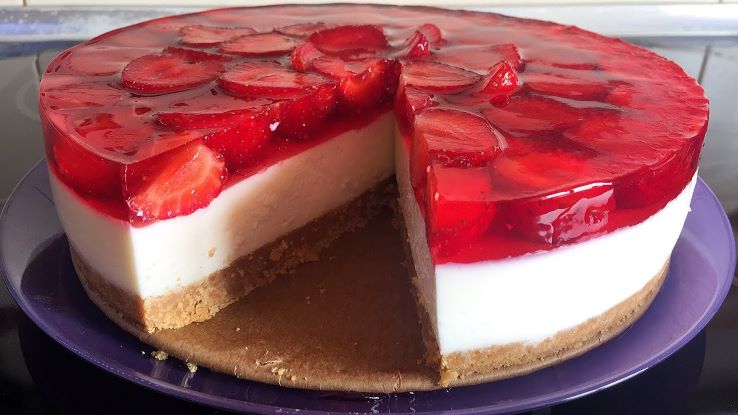 Вкусный рецепт чизкейка с клубникой и сливочным желе — без духовки