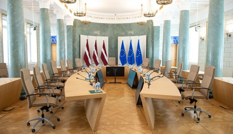 Во второй половине лета правительство традиционно уйдет на каникулы