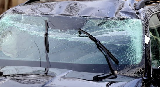 В результате столкновения легкового автомобиля с грузовиком погибли три человека — движение по Лиепайскому шоссе полностью перекрыто