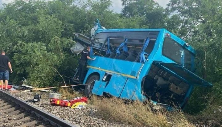 Поезд Eurocity, следовавший из Праги в Будапешт, протаранил на переезде автобус
