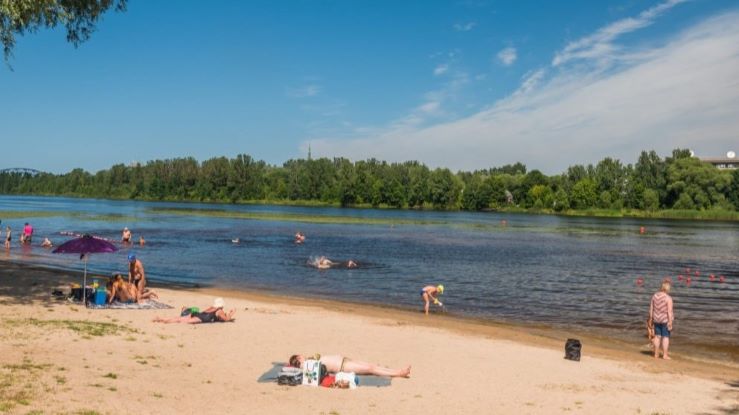 В связи с жарой вода в водоемах Риги быстро прогревается