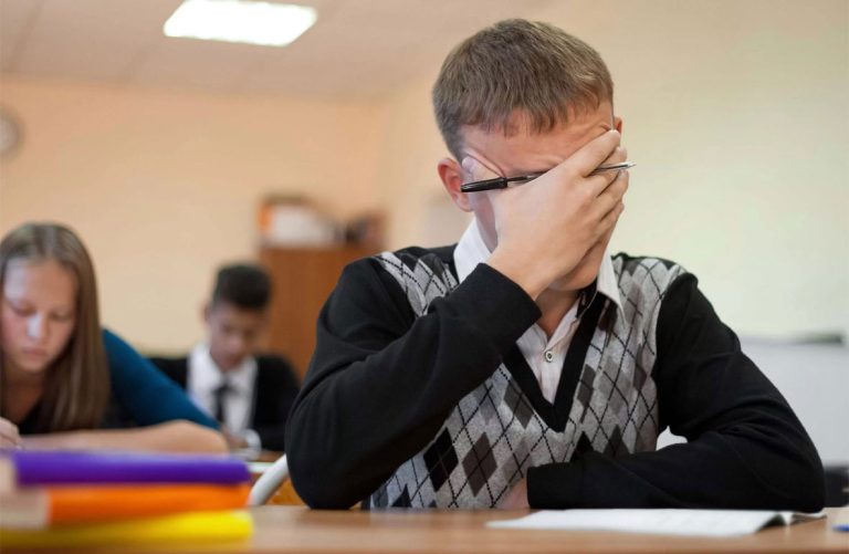 МОН: не сдавшие экзамены девятиклассники останутся на второй год