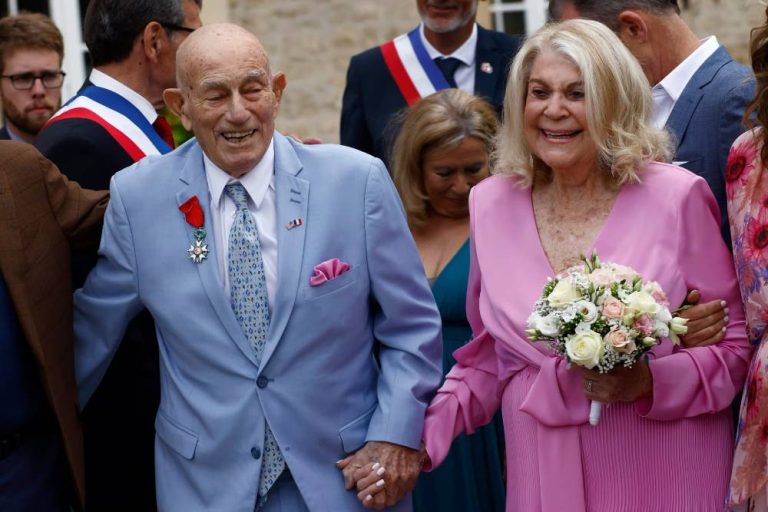 100-летний ветеран войны и его 96-летняя невеста поженились в Нормандии на юбилей «Дня Д»