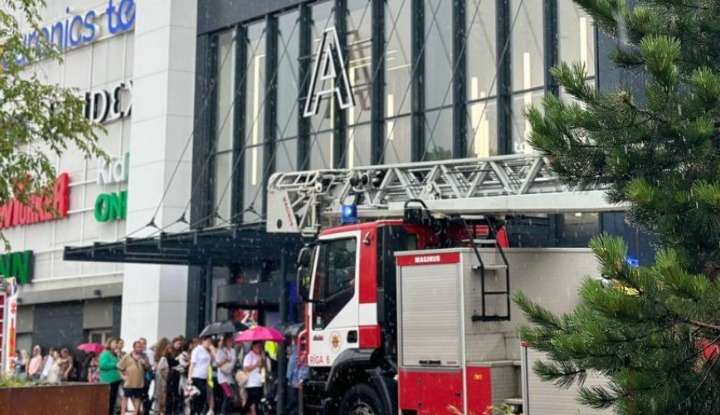 Эвакуация в торговом центре Alfa: обрушился подвесной потолок (ДОПОЛНЕНО)