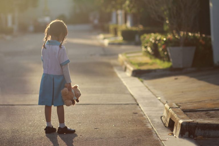 В Лиепае спасли блуждающую 5-летнюю девочку — среагировал неравнодушный прохожий