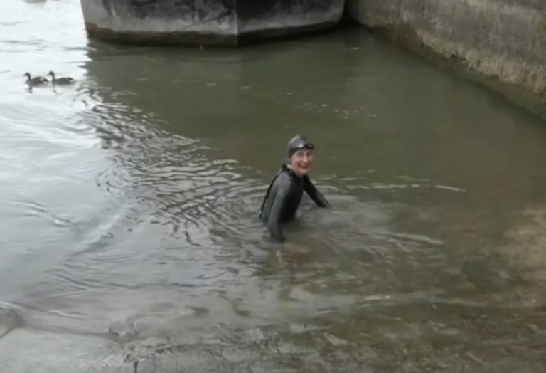 Министр спорта Франции искупалась в Сене, чтобы доказать чистоту воды