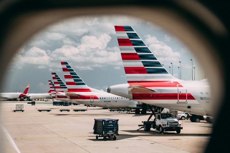 Самолету American Airlines пришлось экстренно сесть из‑за поломки туалетов