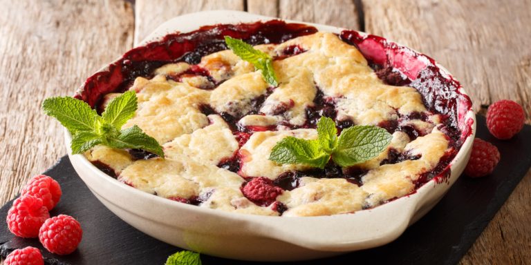 Ягодный коблер с малиной, черникой и смородиной: вкусный и понятный рецепт