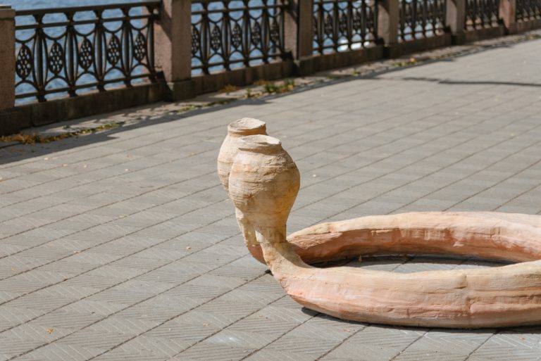 В центре Риги появились странные фигуры. Не пугайтесь — это арт-объект