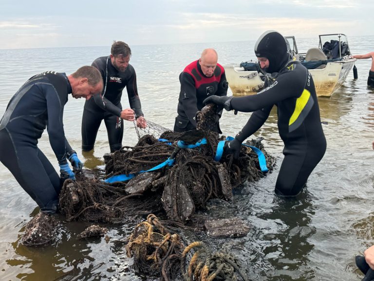 Латвийские дайверы вытащили из моря «сеть-призрак» весом в 3 тонны
