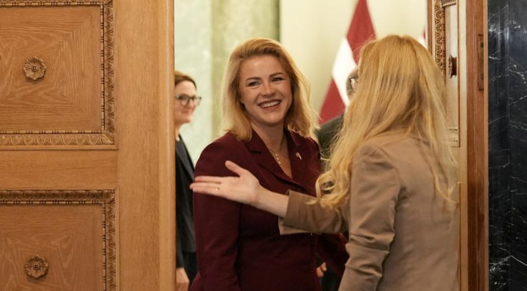 Правительство уходит в отпуск на две недели