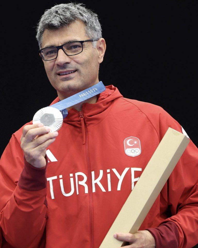 Турецкий стрелок выиграл серебро ОИ-2024 без экипировки и покорил соцсети