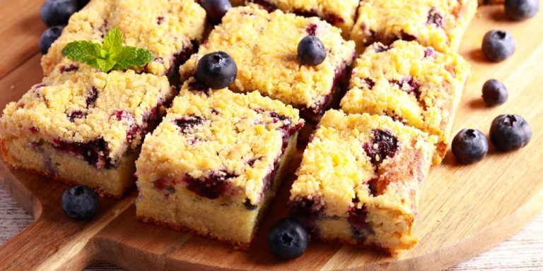 Рецепт пирога с рикоттой, голубикой и масляной крошкой