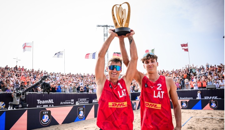 Чемпионы Европы Плявиньш и Фокеротс возвращаются в Латвию с золотом