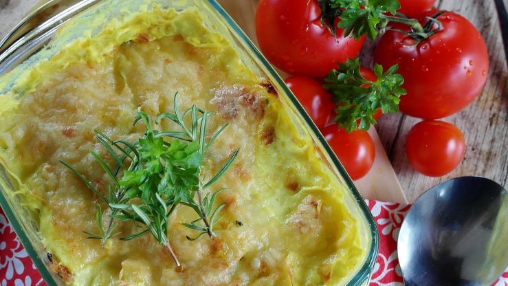 Кабачки, запеченные с помидорами и сыром: легкое и очень летнее блюдо
