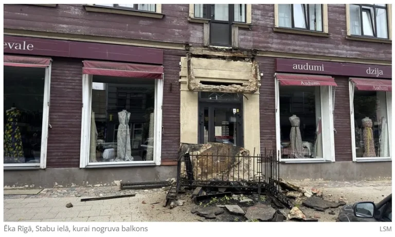 В центре Риги рухнул балкон жилого дома