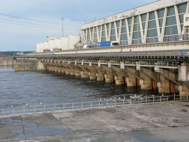 В ночь на вторник будет закрыто движение по мосту Рижской ГЭС