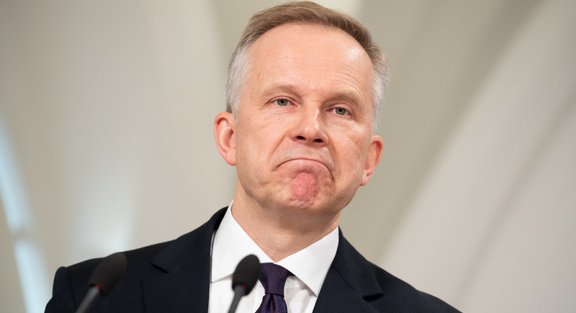 Экс-президент Банка Латвии Римшевич наказан общественными работами за подделку сертификата о вакцинации от Covid-19