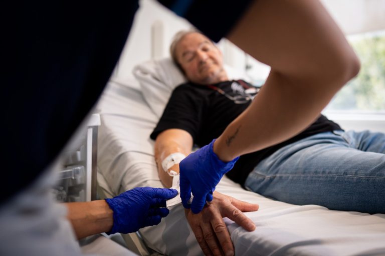 67-летний пациент в Великобритании получил первую в мире вакцину от рака легких