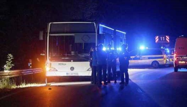 На западе Германии женщина ранила ножом шестерых пассажиров автобуса