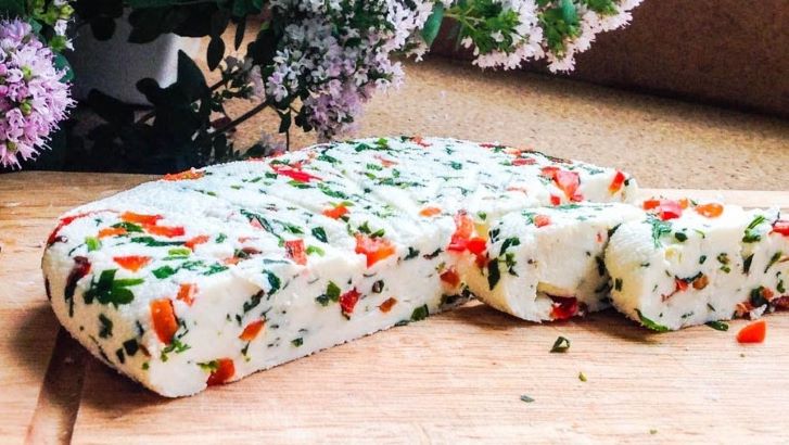 Воздушный и ароматный домашний сыр: 3 проверенных рецепта