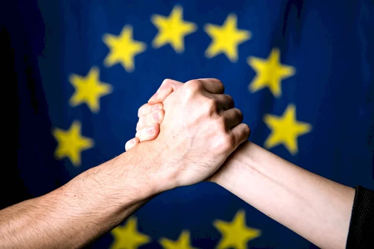 Около 60% жителей Латвии уверены в силе демократии ЕС в ближайшие пять лет