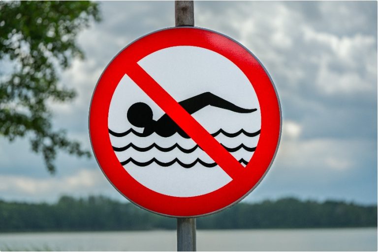 После бури 22 зоны для купания признаны опасными: полный список