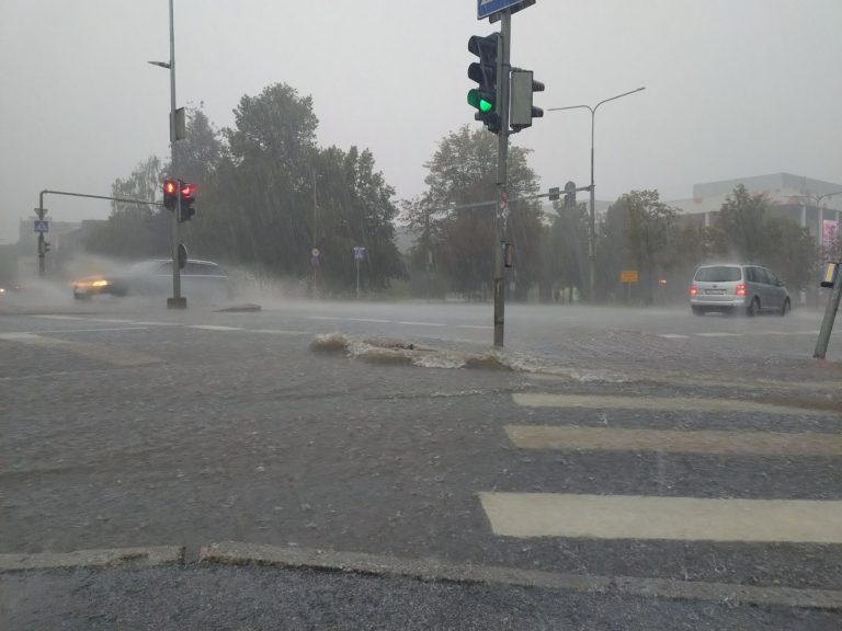 Тарту тонет в воде: в городе образовались озера и водопады