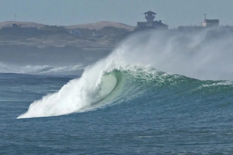 После мощного землетрясения на юг Японии обрушилось цунами