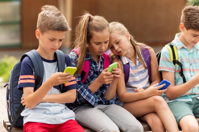 Опрос: 84% родителей и 95% учителей поддерживают идею об ограничении использования телефонов на школьных переменах
