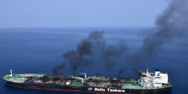 Спасение горящего судна: в Красном море началась буксировка нефтяного танкера Sounion