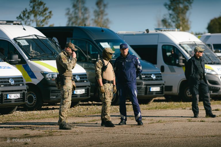 В Латвии хотят разрешить служить и получать пенсию за выслугу лет после 40 лет