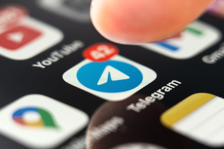 Военным и чиновникам Украины запретили Telegram