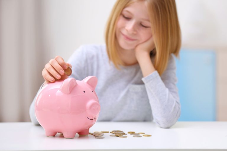 Опрос: 86% родителей в Латвии дают детям карманные деньги