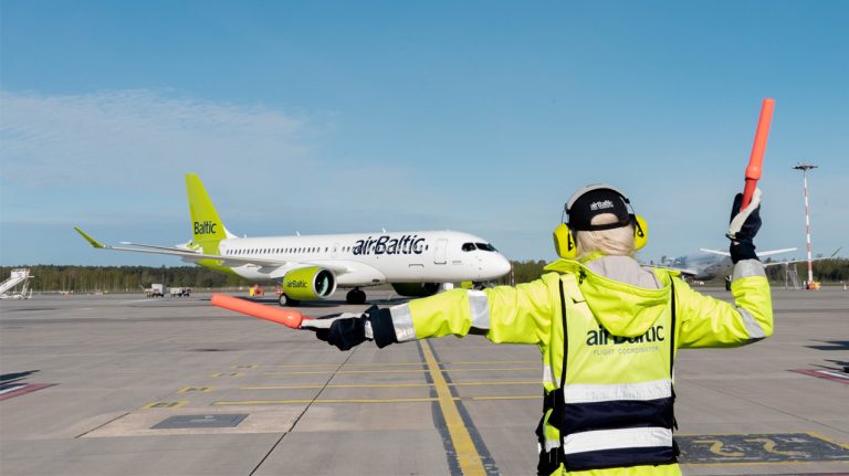 Есть работа: «airBaltic» планирует нанять более 200 сотрудников
