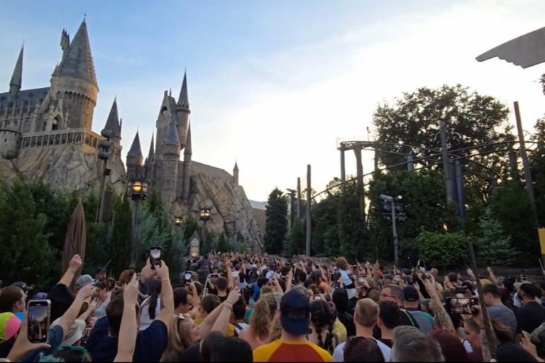 Сотни фанатов Гарри Поттере почтили память Мэгги Смит, подняв вверх волшебные палочки