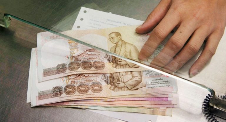 В Таиланде начали раздавать деньги населению