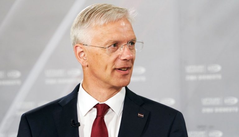 Куда устроился бывший премьер Кариньш после сложения депутатского мандата