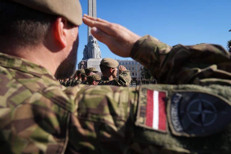 Молодой солдат сделал предложение своей возлюбленной во время присяги. Она сказала «да»?