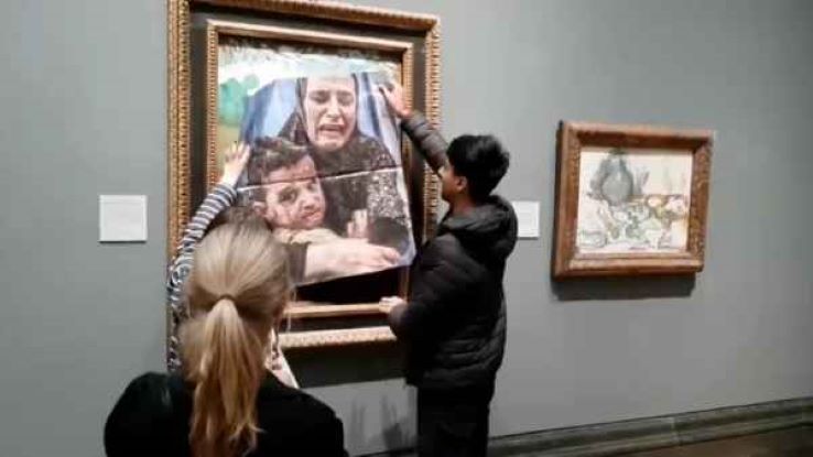 В лондонской галерее активисты пытались заклеить картину Пикассо фотографией из Газы