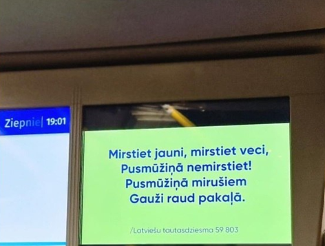 «Умирайте молодыми, умирайте старыми»: на мониторах в общественном транспорте Риги появился странный текст