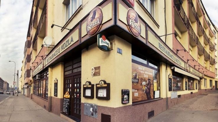 Власти Праги запретили туристам ходить по пабам группами в ночное время
